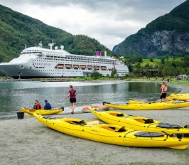 Полунощно слънце над фиордите: как изглежда юнска нощ на кораб в Норвегия